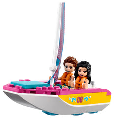 LEGO® Friends Furgonetă de camping și barcă cu pânze 41681