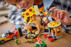Set de constructie LEGO® City Experienta livrarii de pizza cu vehicule 60496, Jucarii pentru Copii de 6+ ani, Jucarii pentru Baieti si Fete, Idee de Cadou pentru Copii