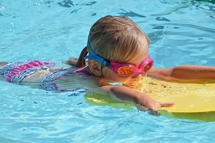 0013333_young-swimmer-child-kick-board-swimming_810_720x.jpg (720×480)