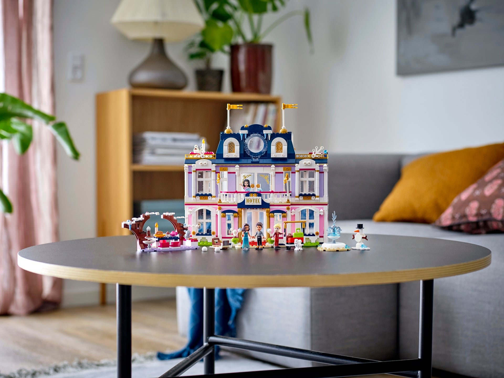 LEGO® Friends Grand Hotel în orașul Heartlake 41684