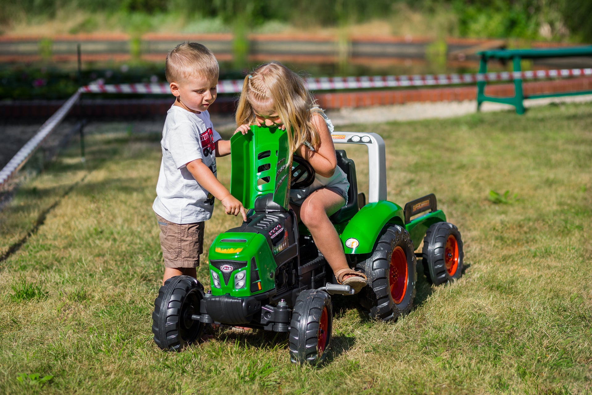 Jucarie tractor cu pedale verde Supercharger cu capota cu deschidere si remorca, Falk, 2021AB