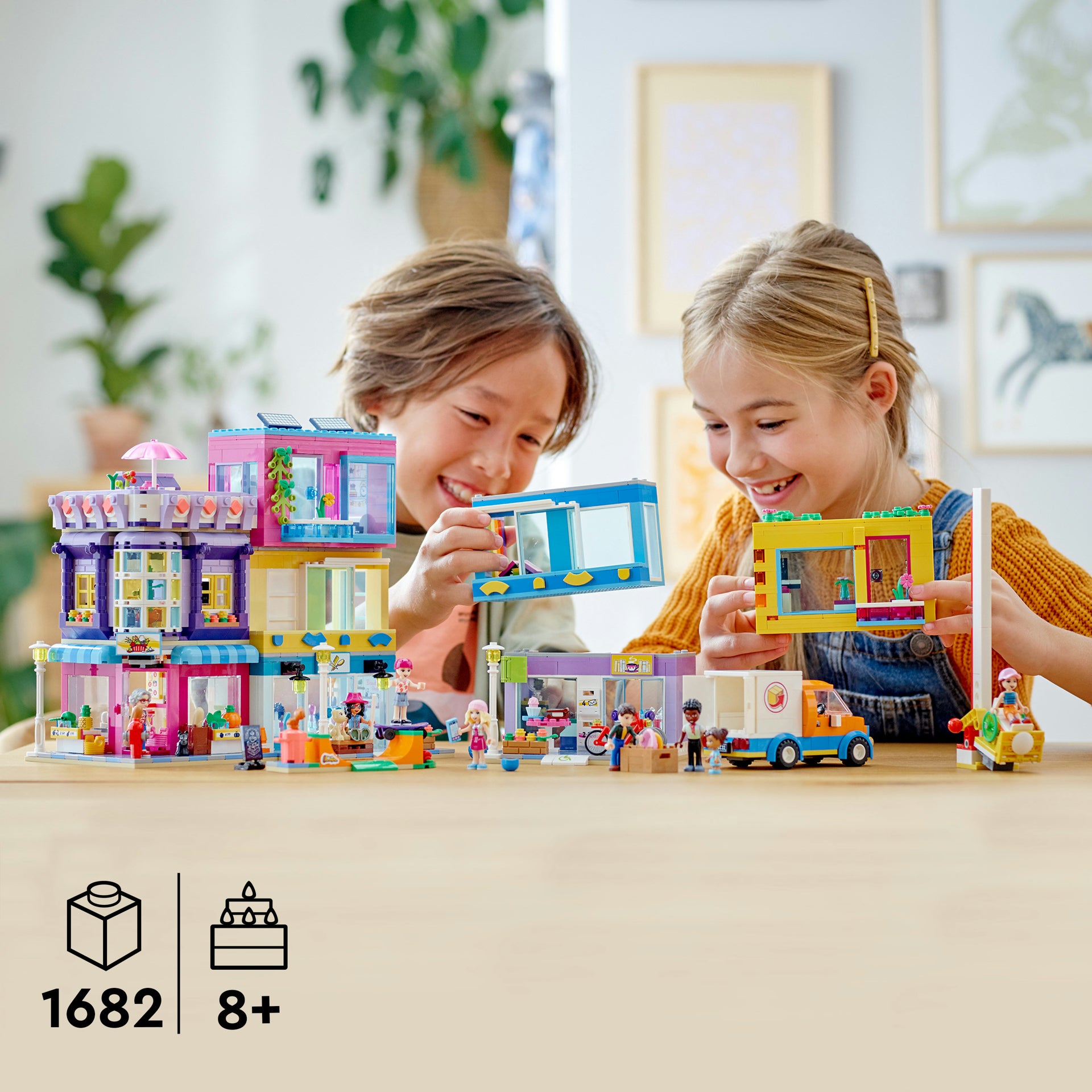 LEGO® Friends - Cladirea de pe Strada principala 41704, 1682 piese