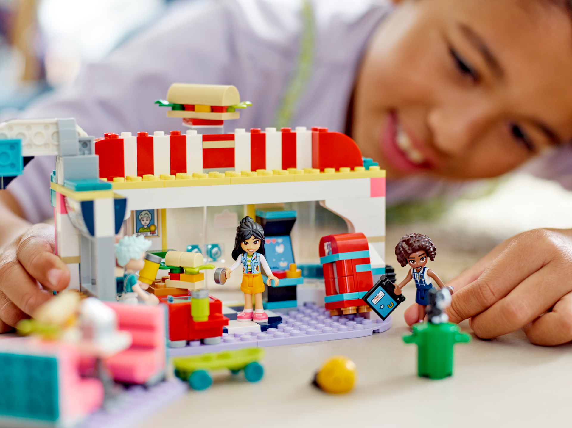 LEGO® Friends - Restaurant in centrul orasului Heartlake 41728, 346 piese