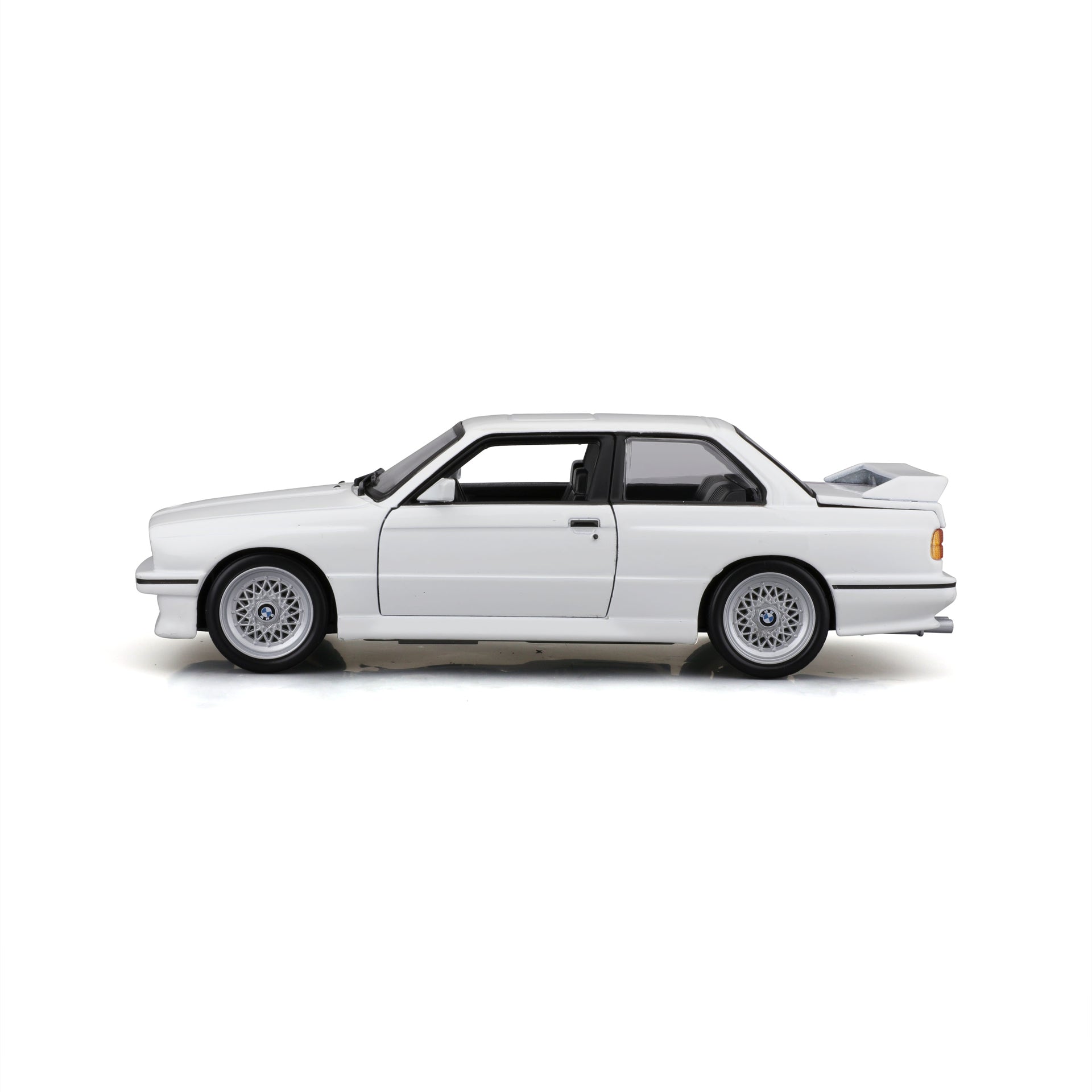 Macheta Masinuta Bburago 1:24 1988 BMW 3 Series M3 Alb cu Dunga, BB20001A-21100