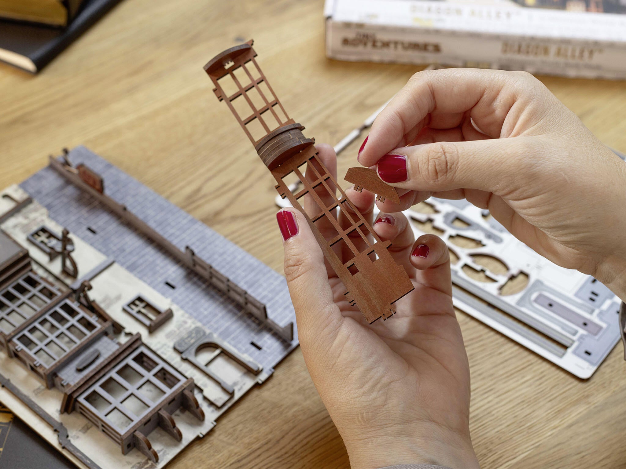 Revell Lumi Miniaturale Realizate Manual Pentru Asamblare Diagon Alley - Harry Potter: Tiny Adventures Rev00530