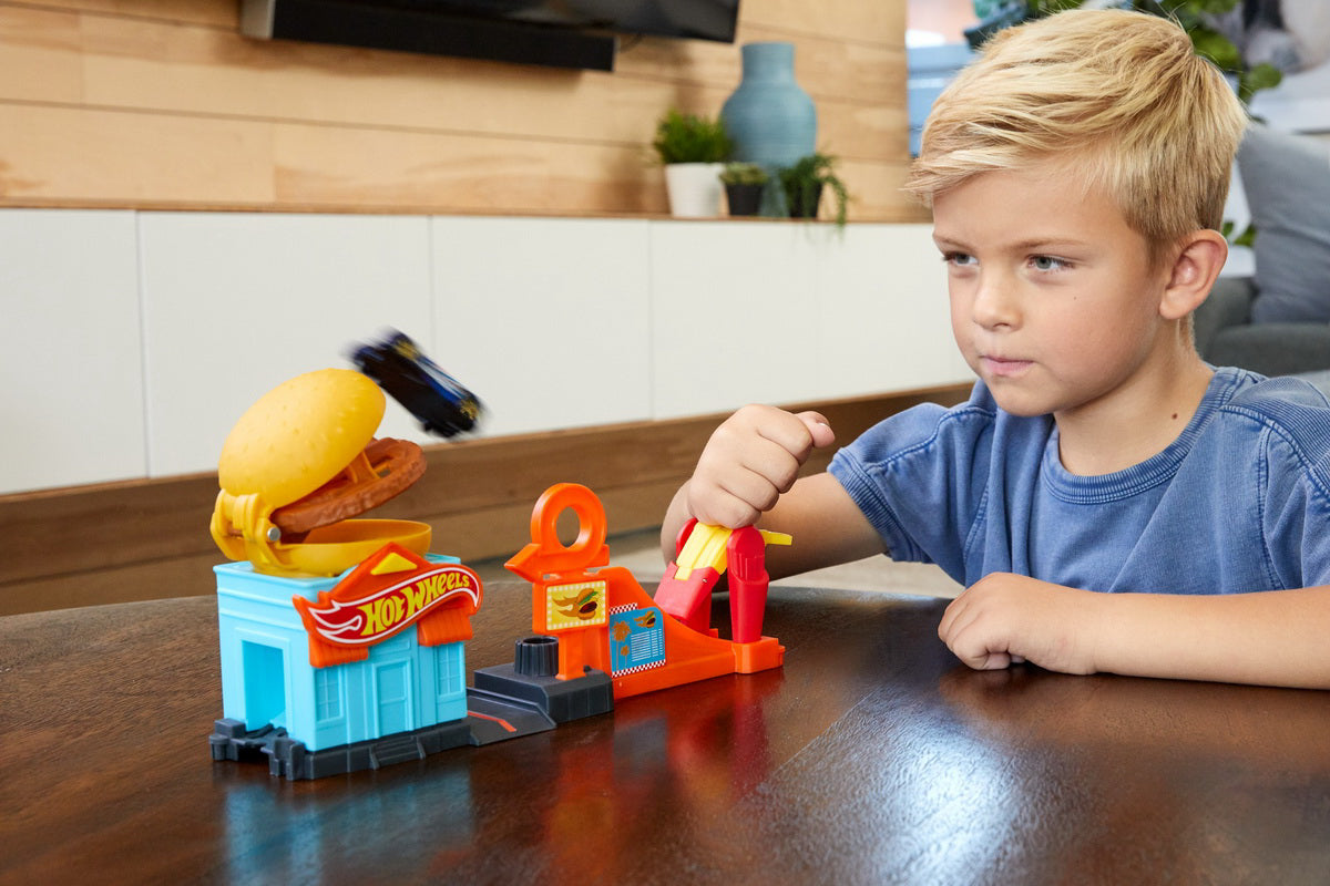 HOT WHEELS PISTA BURGER CU MASINUTA INCLUSA