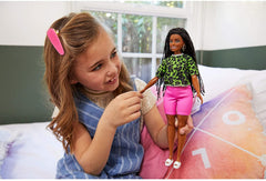 PAPUSA BARBIE FASHIONISTA CU PARUL BRUNET IMPLETIT IN CODITE