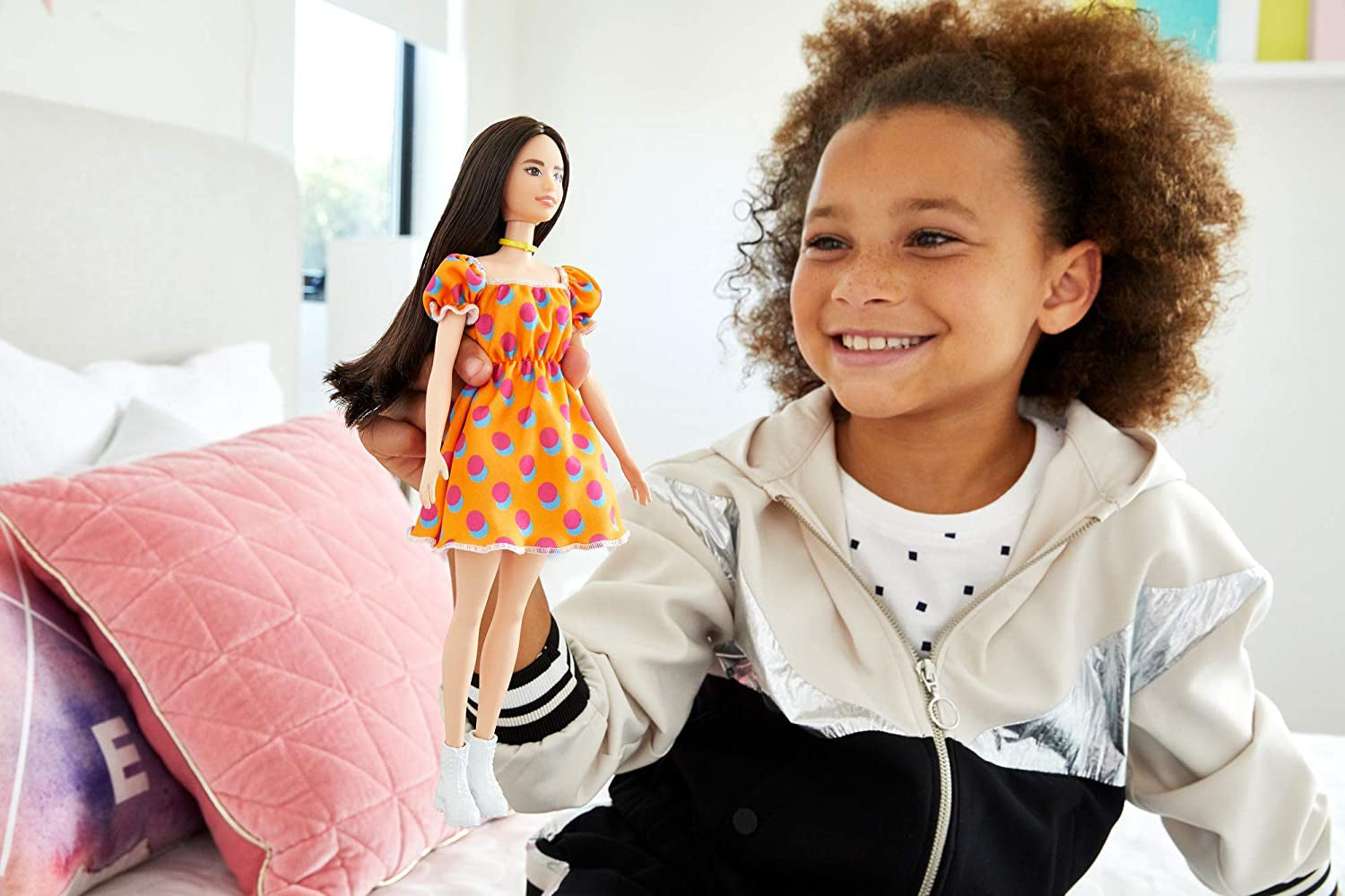 PAPUSA BARBIE FASHIONISTA SATENA CU ROCHITA PORTOCALIE CU BULINE