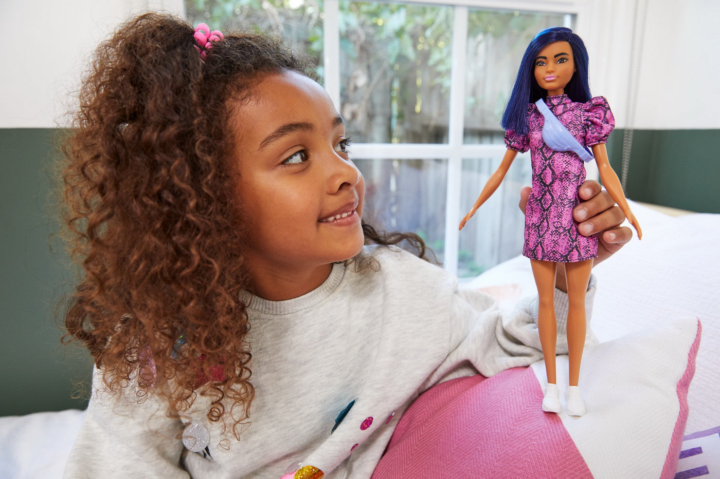 PAPUSA BARBIE FASHIONISTA BRUNETA CU ROCHITA MOV