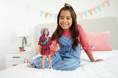 PAPUSA BARBIE FASHIONISTA CU PARUL MOV SI ROCHITA CU STELUTE