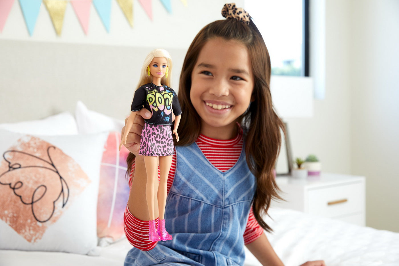 PAPUSA BARBIE FASHIONISTA BLONDA CU TINUTA DE VARA ROCK