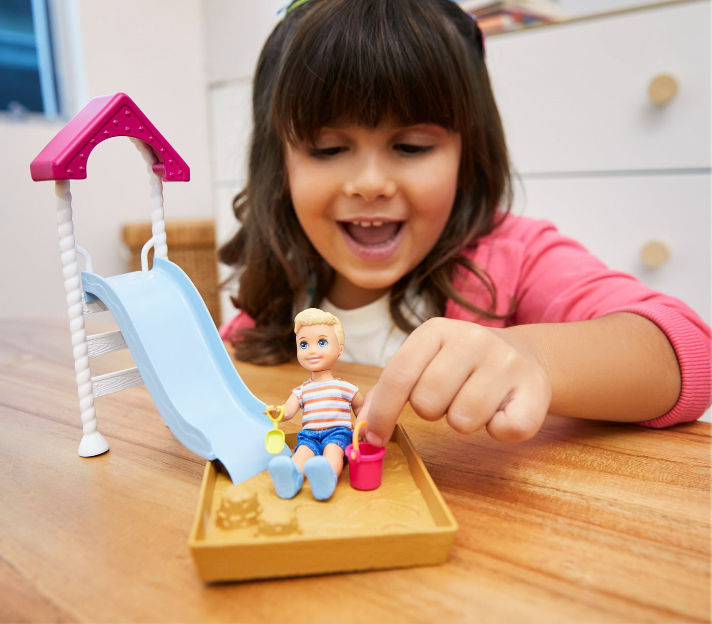 SET BARBIE SKIPPER BABYSITTERS BAIETEL CU LOC DE JOACA