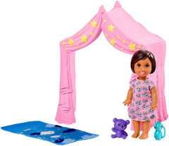 SET BARBIE SKIPPER BABYSITTERS PETRECERE IN PIJAMALE CU PAPUSA FETITA