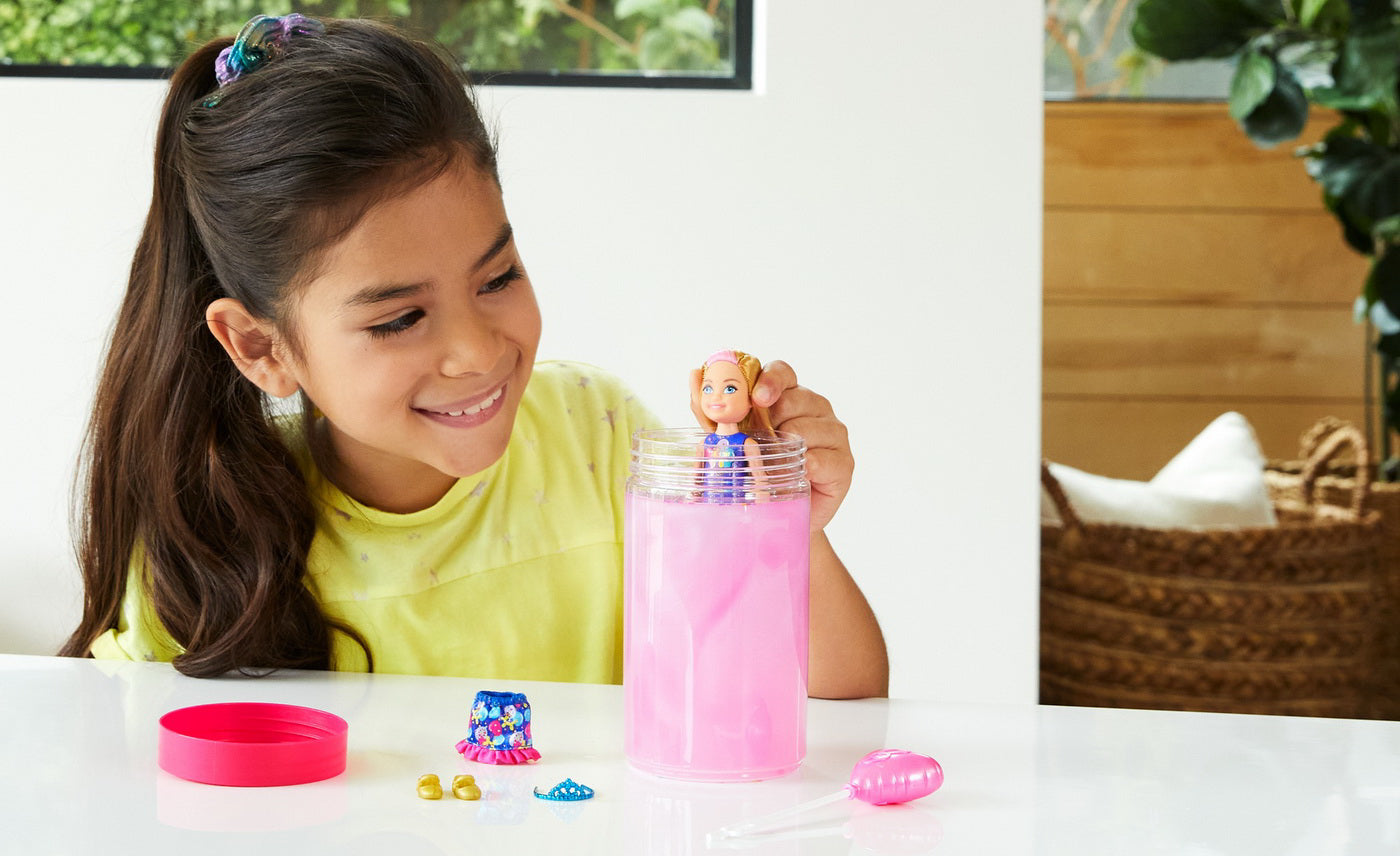 BARBIE DESCOPERA CULOAREA - PAPUSA CHELSEA LA PETRECERE