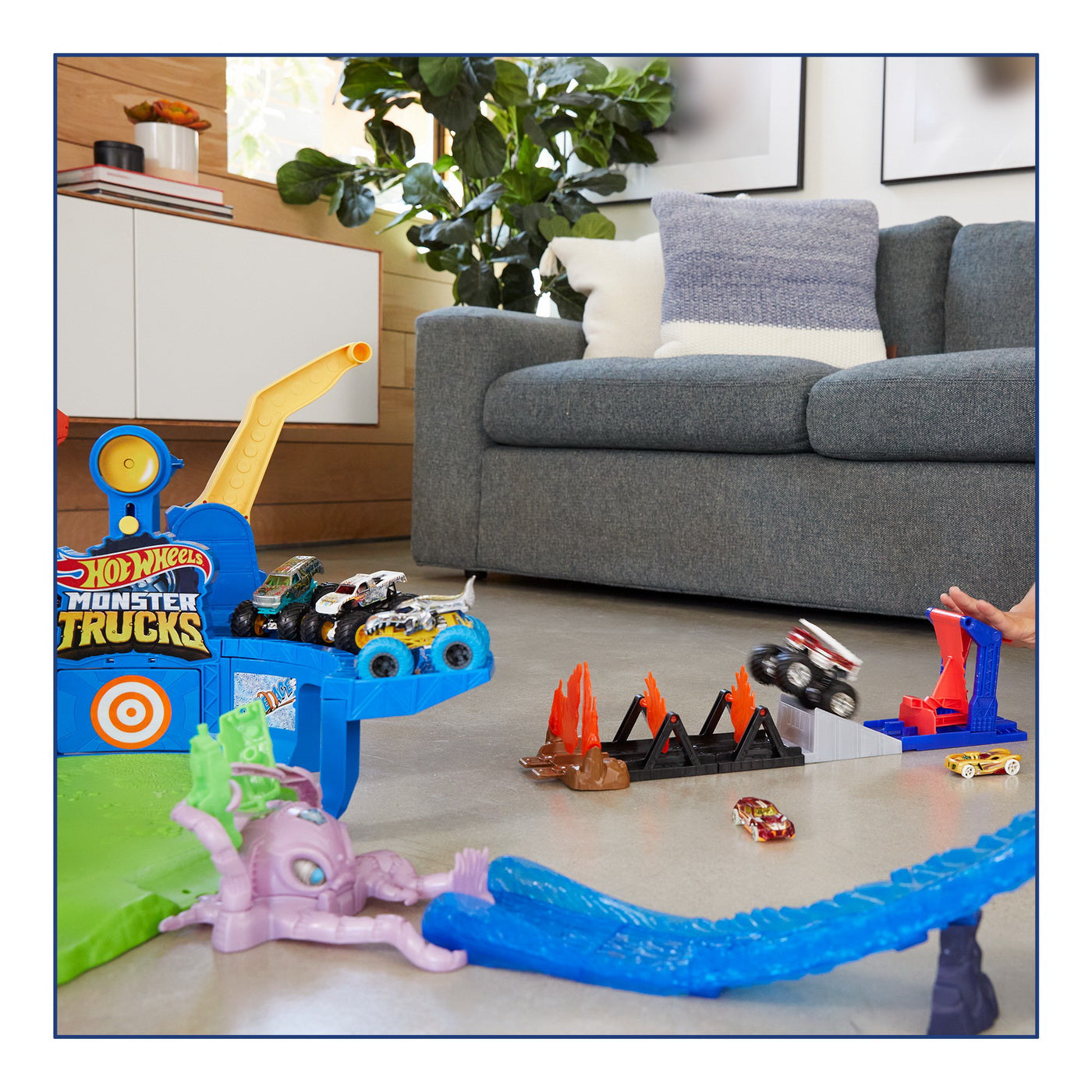 HOT WHEELS MONSTER TRUCK SET FIRE THROUGH