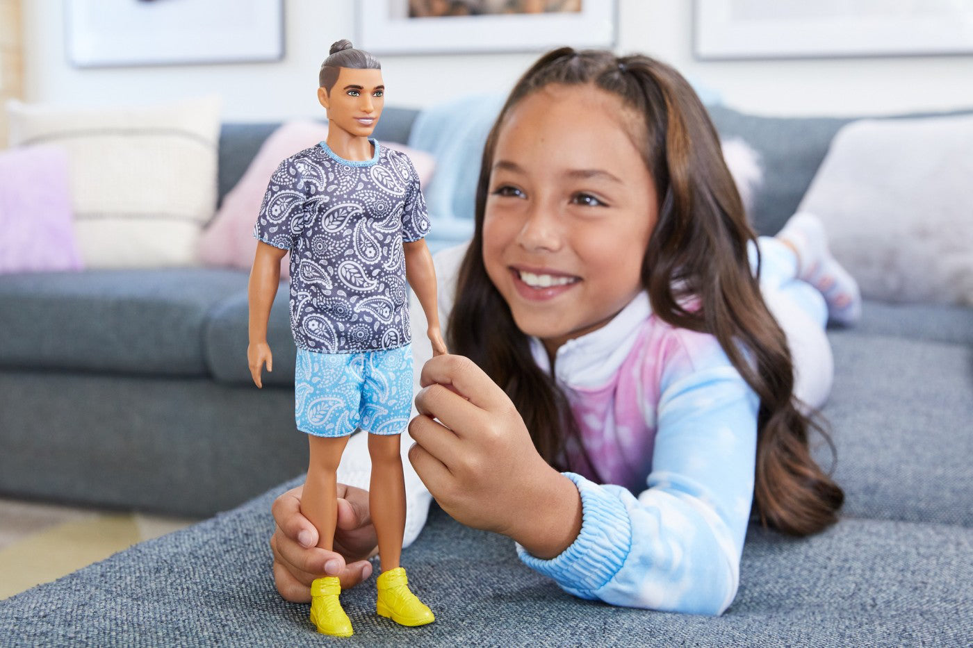 BARBIE PAPUSA BAIAT FASHIONISTAS SATEN CU TRICOU