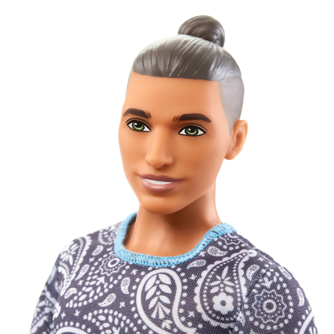 BARBIE PAPUSA BAIAT FASHIONISTAS SATEN CU TRICOU