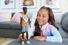 BARBIE PAPUSA BAIAT FASHIONISTAS BRUNET CU TRICOU PORTOCALIU