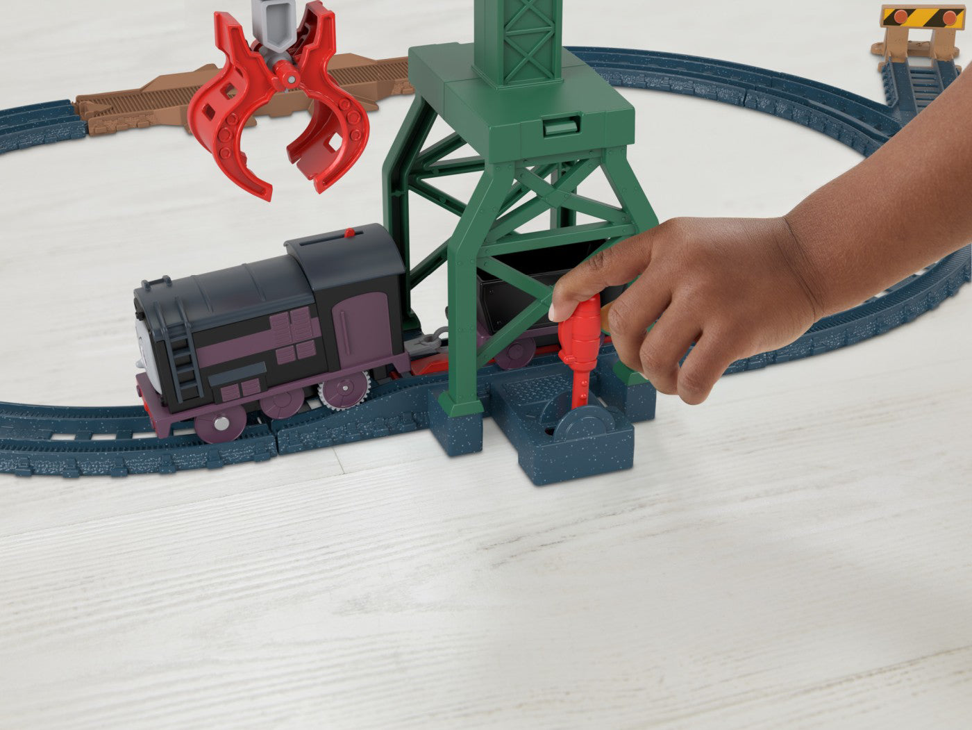 THOMAS SET DE JOACA CU LOCOMOTIVE DIESEL SI CRANKY MOTORIZATE SI ACCESORII