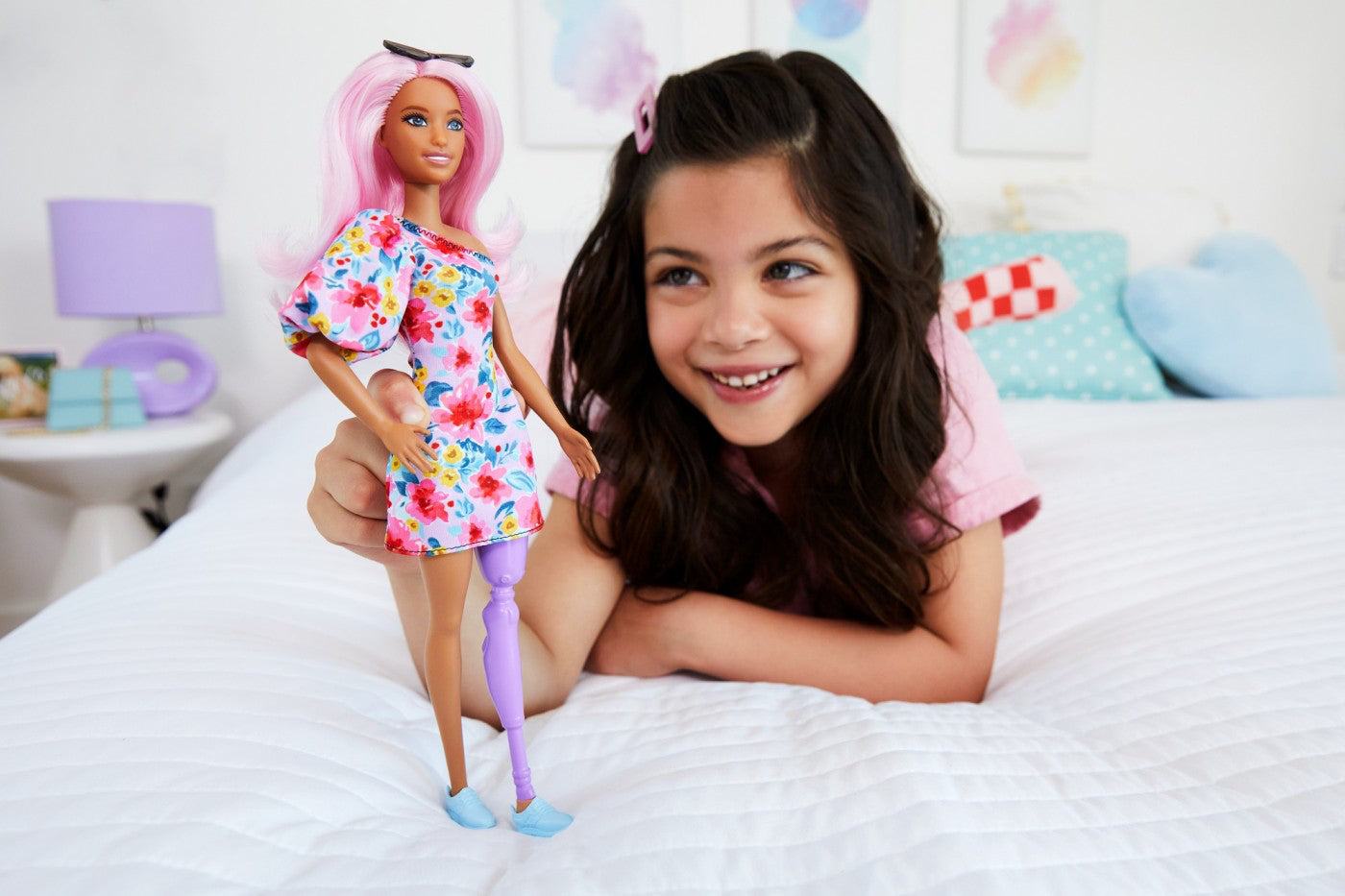 PAPUSA BARBIE FASHIONISTA CU PAR ROZ SI PICIOR PROTETIC