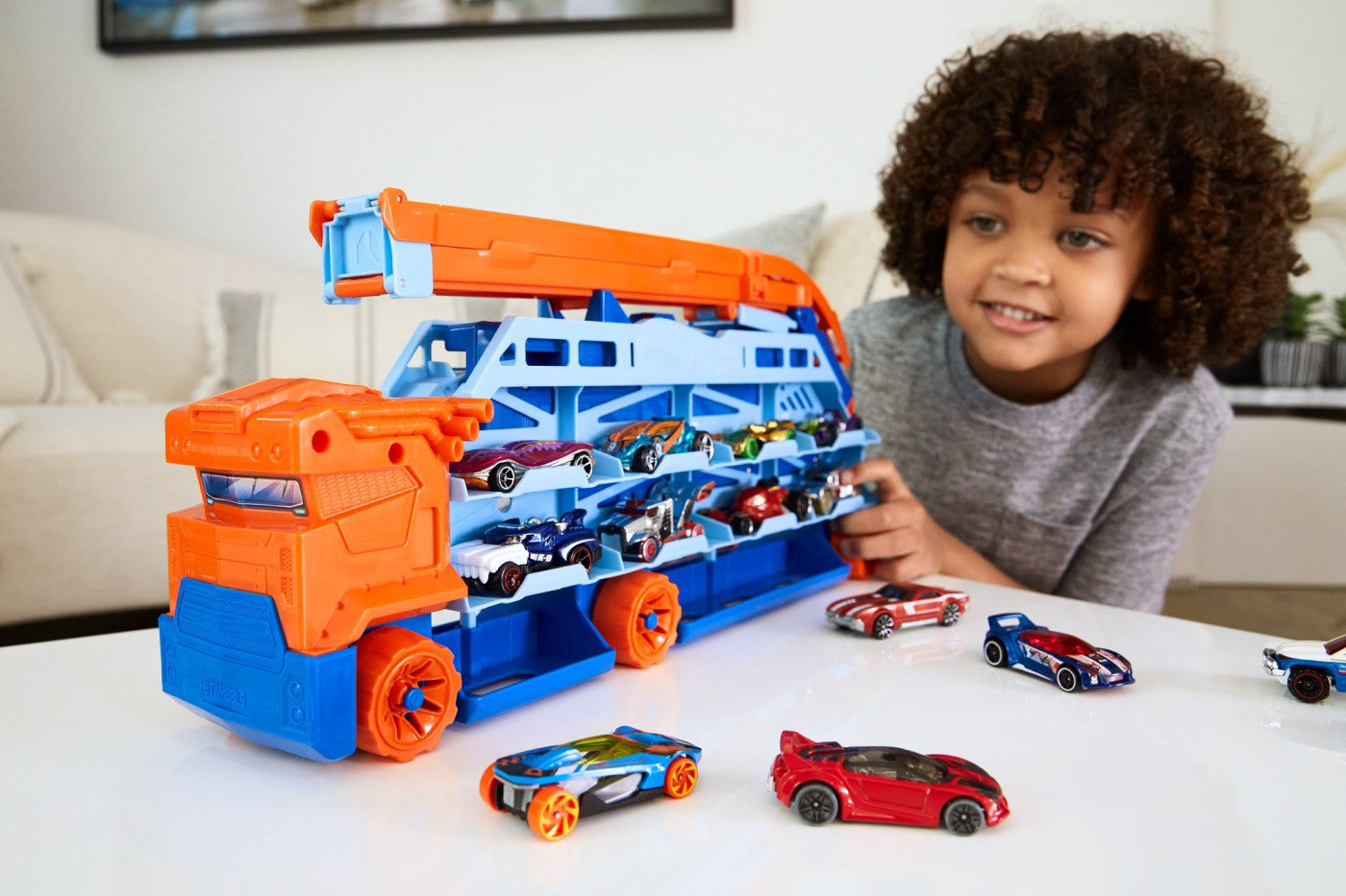 HOT WHEELS MEGA TRANSPORTATOR MASINI SI PISTA DE LANSARE