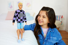 BARBIE PAPUSA BAIAT FASHIONISTAS BLOND CU BLUZA CU IMPRIMEU GEOMETRIC