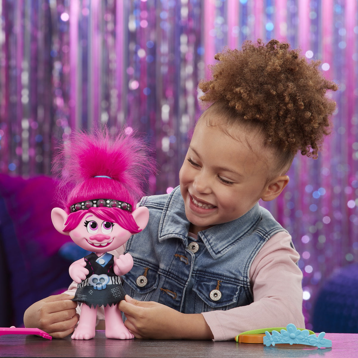 TROLLS FIGURINA MUZICALA POPPY POP TO ROCK