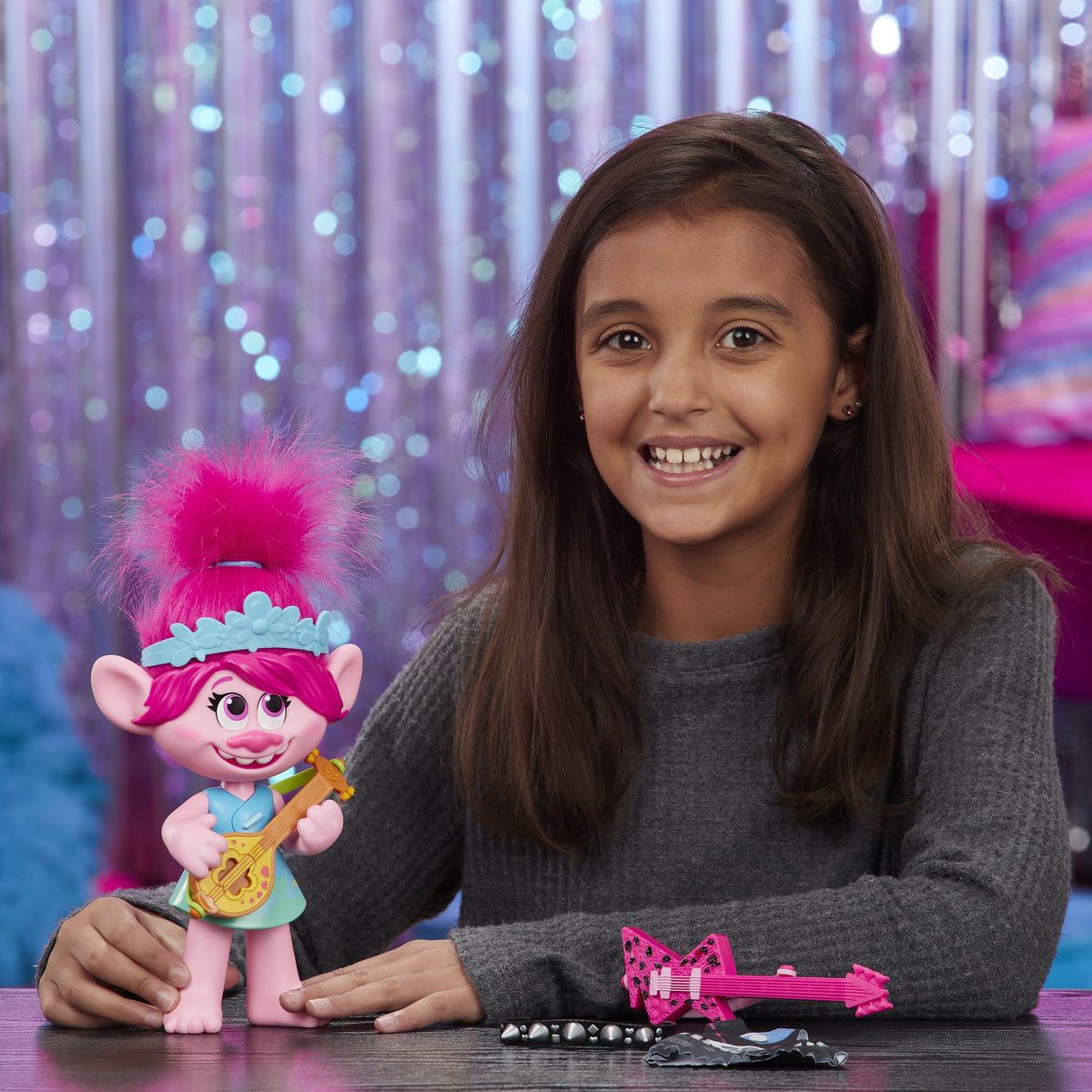 TROLLS FIGURINA MUZICALA POPPY POP TO ROCK