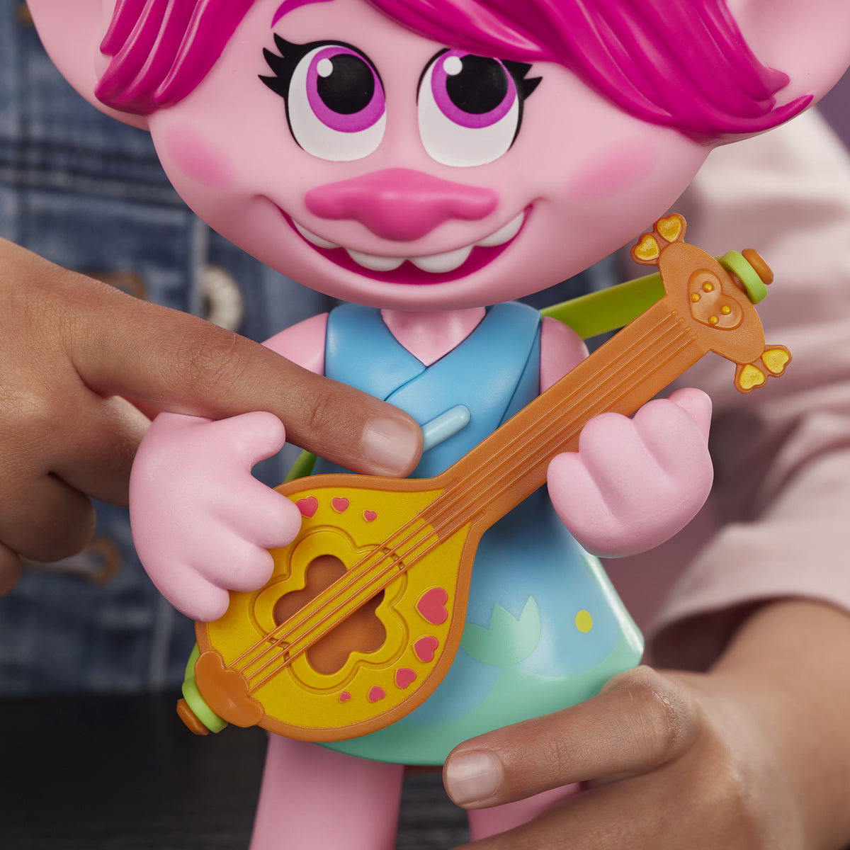 TROLLS FIGURINA MUZICALA POPPY POP TO ROCK