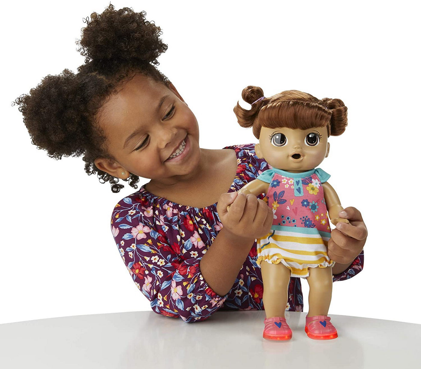 BEBELUS SATEN BABY ALIVE PASESTE SI PANTOFII VOR LUMINA