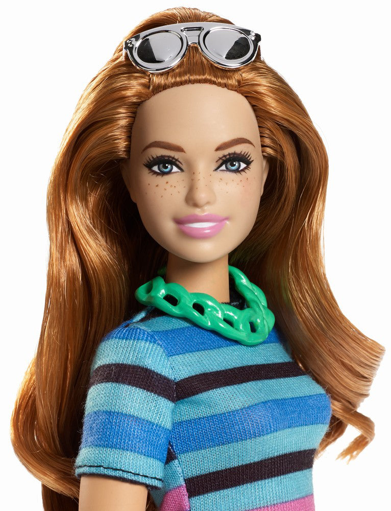 PAPUSA BARBIE FASHIONISTA ROSCATA CU HAINE DE SCHIMB