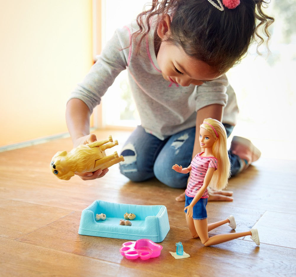 PAPUSA BARBIE BLONDA CU CATELUSA SI PUII EI