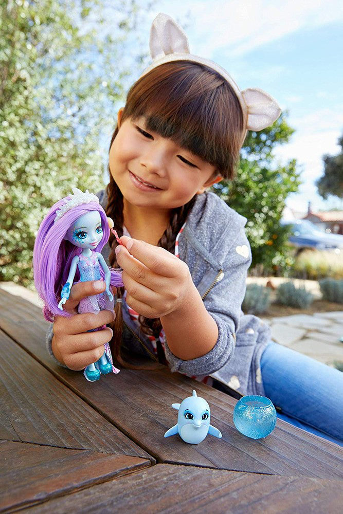 ENCHANTIMALS PAPUSA DOLCE DOLPHIN CU PAR CE SCHIMBA CULOAREA