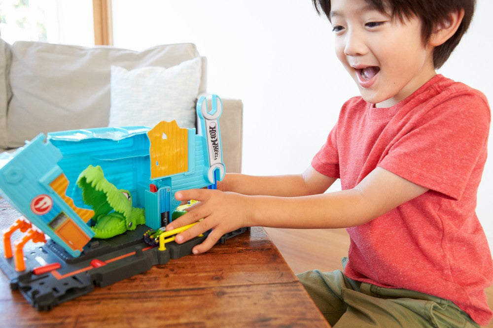 CITY CURSA CU OBSTACOL HOT WHEELS ATACUL CROCODILULUI