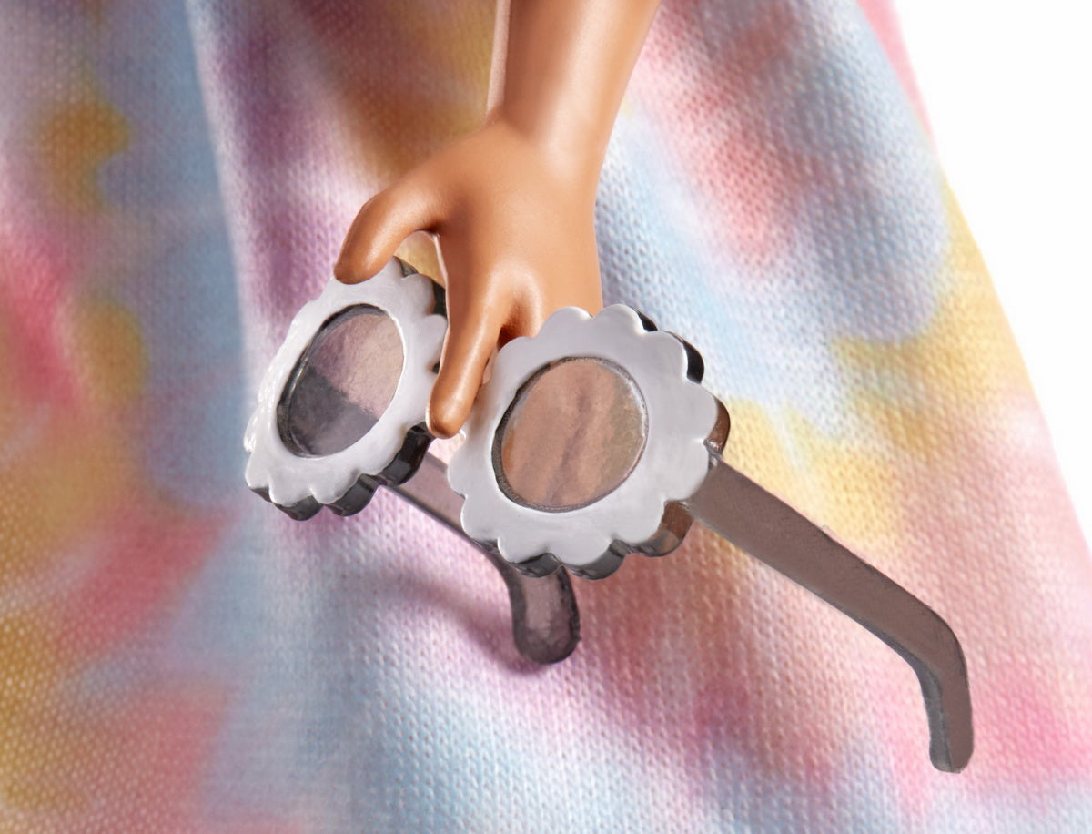 PAPUSA BARBIE FASHIONISTA CU ROCHITA MULTICOLORA SI OCHELARI DE SOARE