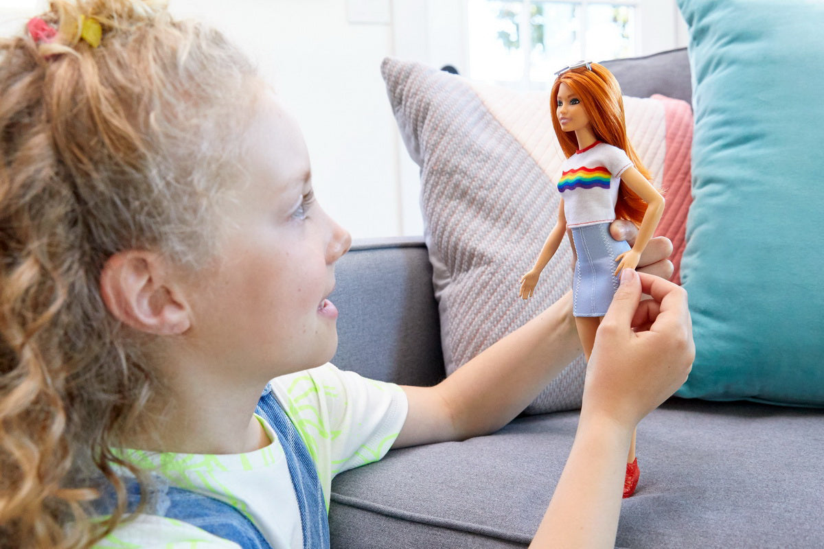 PAPUSA BARBIE FASHIONISTA CU FUSTITA SI TRICOU CURCUBEU