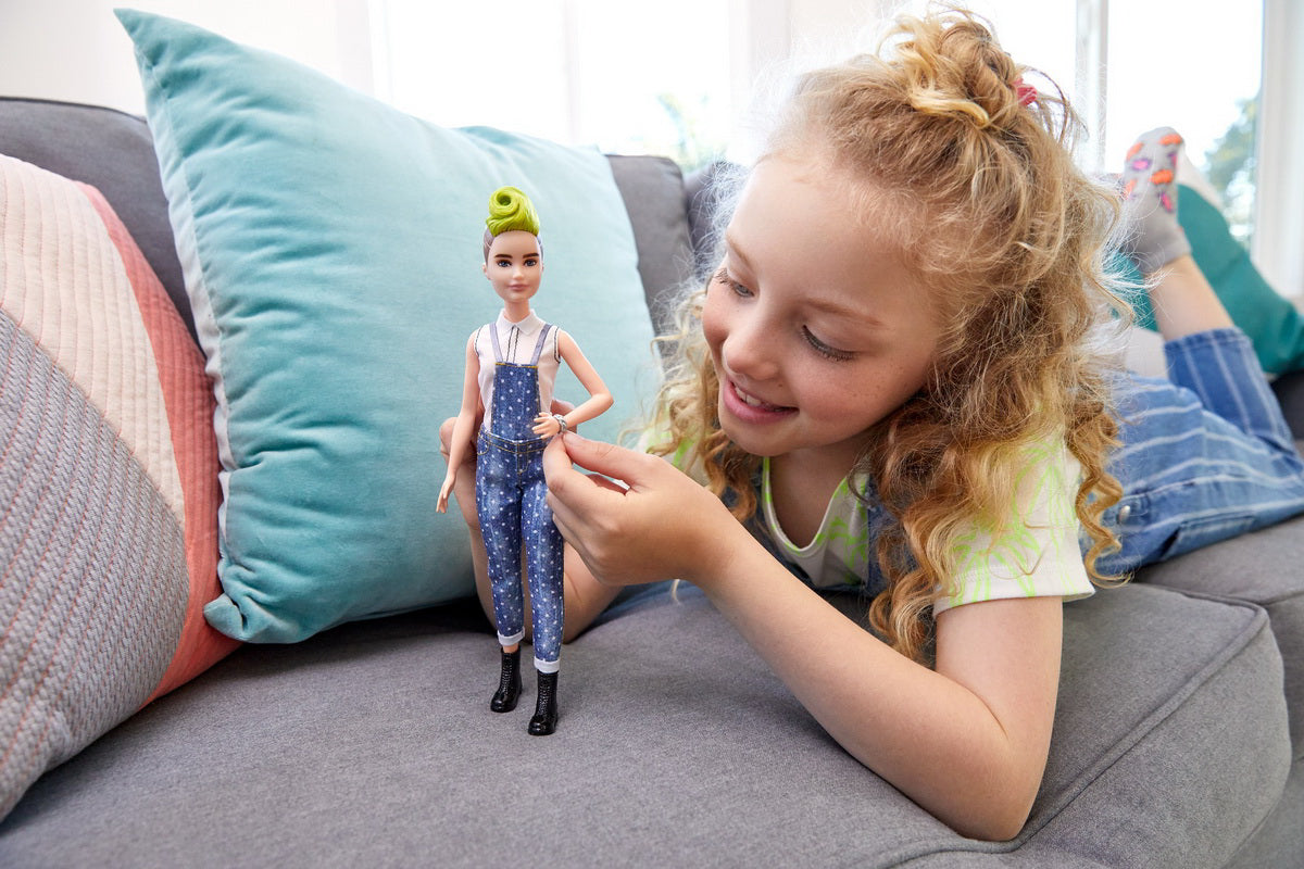 PAPUSA BARBIE FASHIONISTA CU SALOPETA SI O COAFURA VERDE