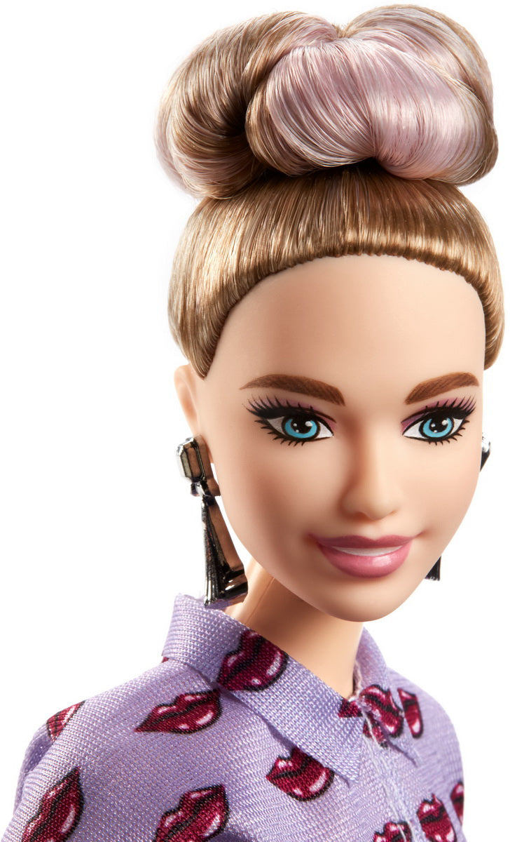 PAPUSA BARBIE FASHIONISTA IN TINUTA LEJERA SI CU COC