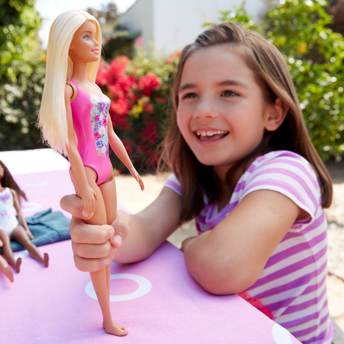 PAPUSA BARBIE BLONDA CU COSTUM DE BAIE INFLORAT