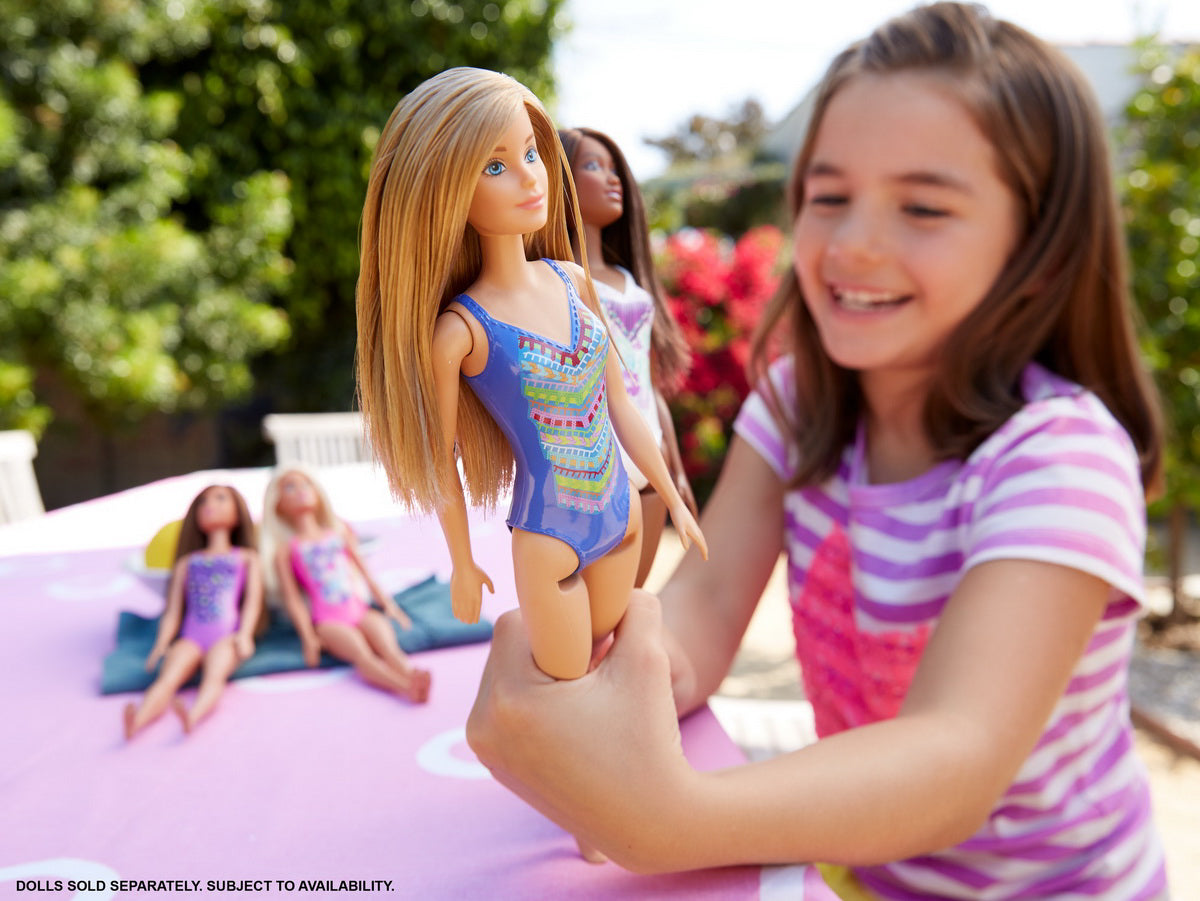 PAPUSA BARBIE BLONDA CU COSTUM DE BAIE CU MODEL MULTICOLOR