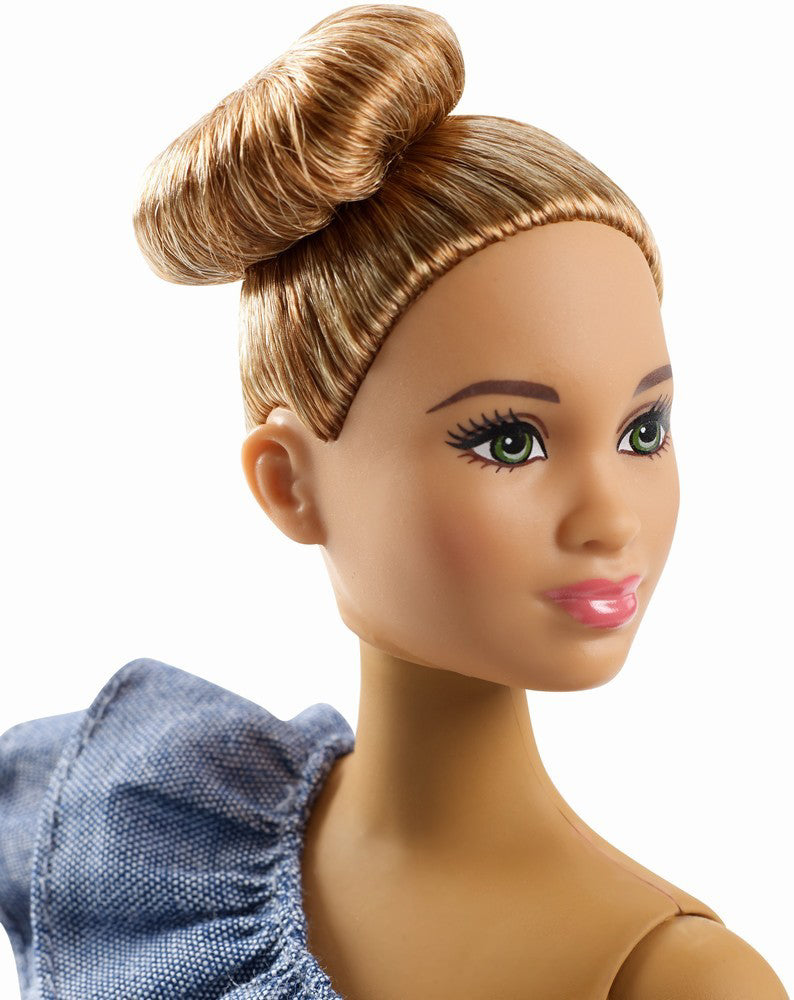 PAPUSA BARBIE FASHIONISTA CU HAINUTE DE SCHIMB