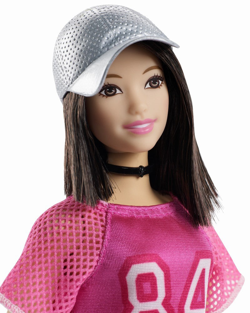 PAPUSA BARBIE FASHIONISTA CU HAINUTE SPORT LOOK