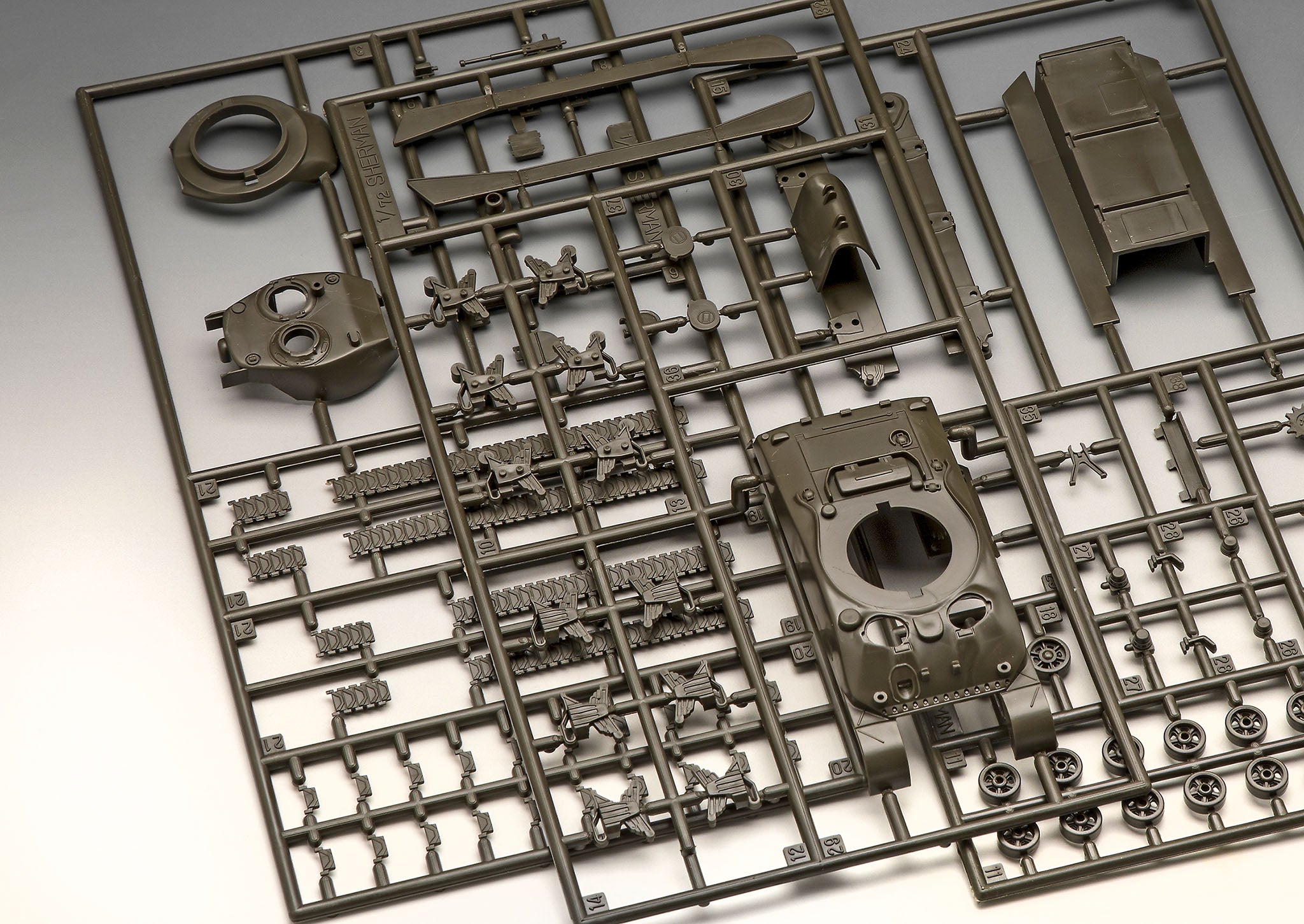 Macheta de asamblat Revell, Tanc Sherman M4A1 ; 03290