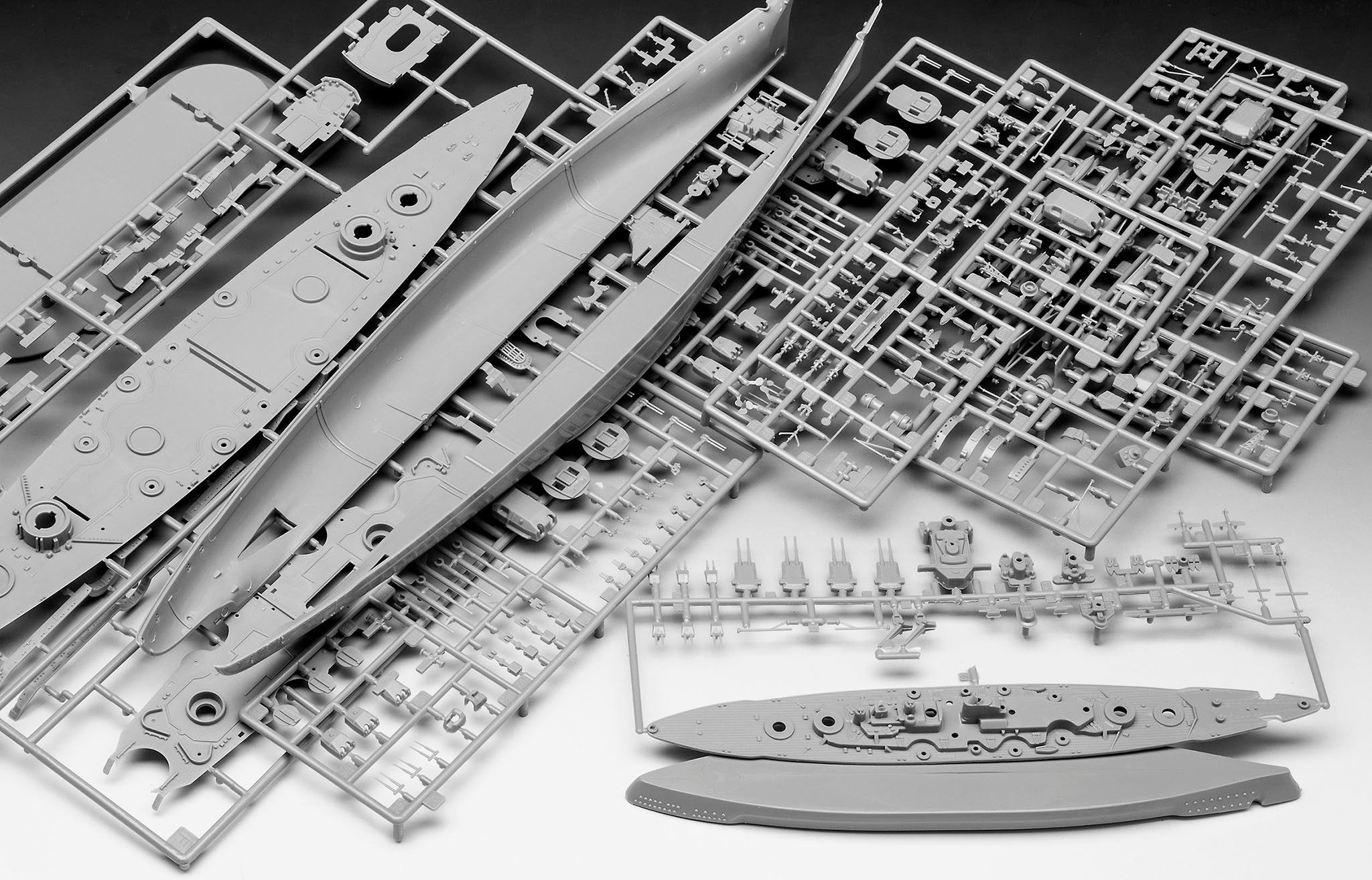 Vapor Revell Gift Set The Legendary Bismarck  Scara 1:700 1:1200 Rev05637