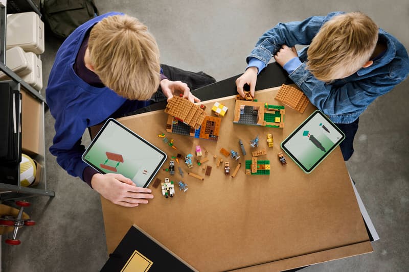 LEGO® Minecraft - Atacul Evocatorilor asupra satului 21596, 607 piese