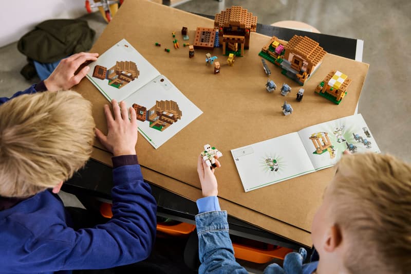 LEGO® Minecraft - Atacul Evocatorilor asupra satului 21596, 607 piese