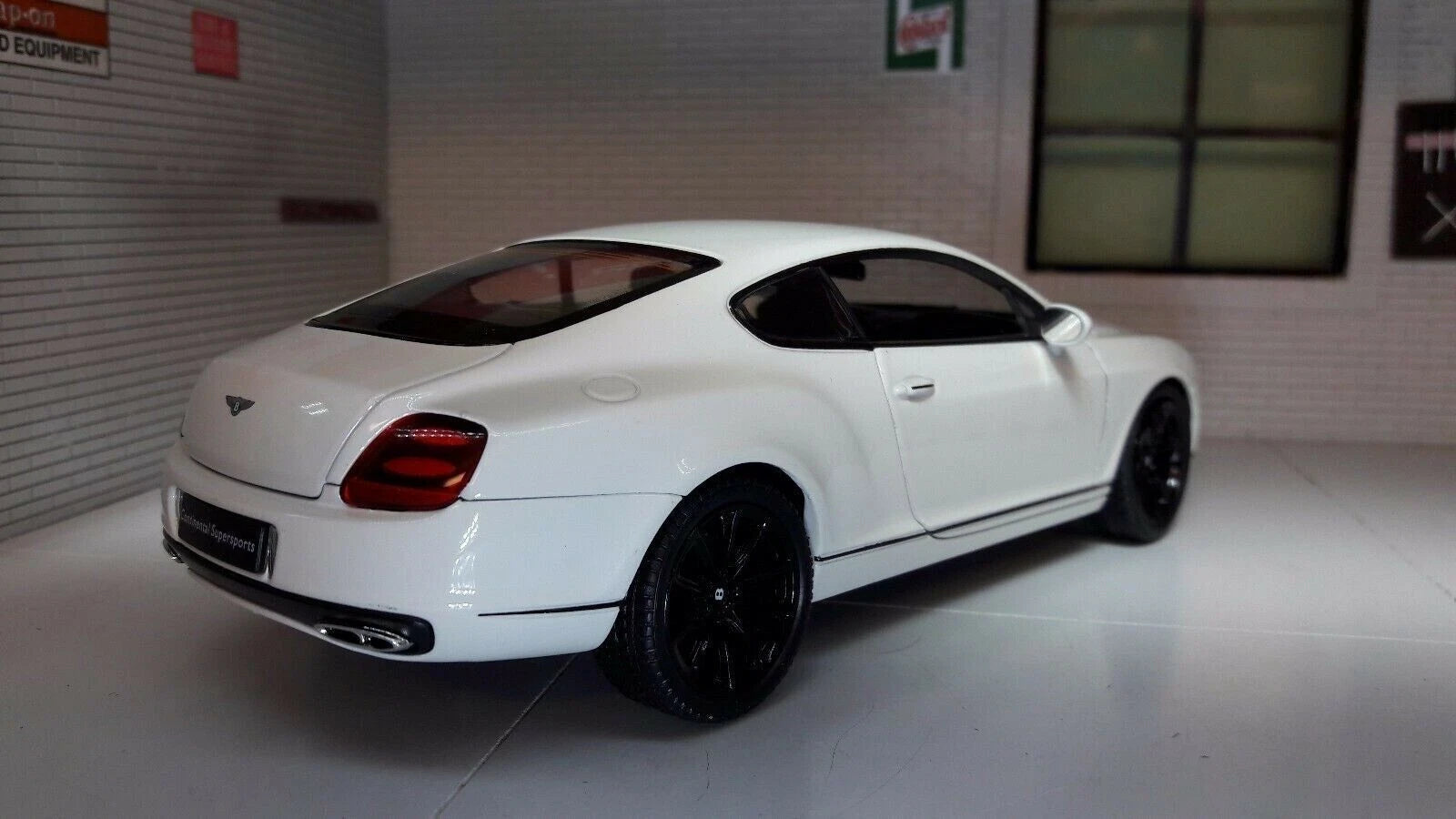 Macheta Welly 1:24 Bentely Continental Supersports Alb Crem W24018W-White