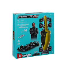 Macheta Bburago 1:24 Kit Model Formula-Cu Casca & Suport Din Plastic Mercedes Amg Petronas W14 E Performance #44 Lewis Hamilton Bb28506