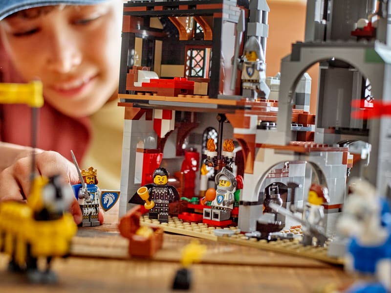 LEGO® Creator 3 in 1 - Castel medieval cu cai si cavaleri 31168, 1371 piese