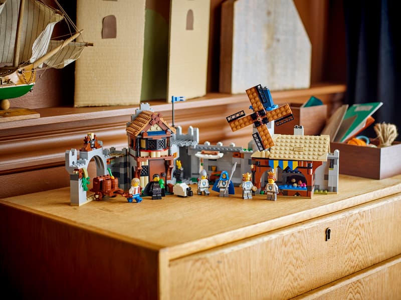 LEGO® Creator 3 in 1 - Castel medieval cu cai si cavaleri 31168, 1371 piese